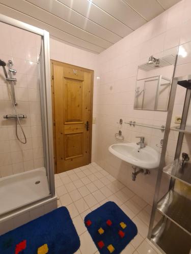 a bathroom with a sink and a shower and a toilet at Herzensplatzl in Pfaffenhofen