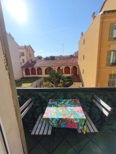 a table sitting on top of a balcony at Hypercentre Nice Jean Medecin in Nice