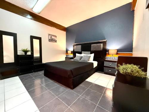 a bedroom with a bed and a couch in it at RMS Suites - Roma in Mexico City