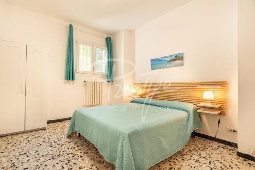 a bedroom with a green bed and a window at A due passi dal mare in Portovenere