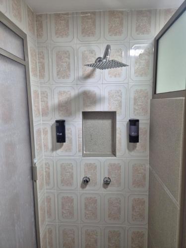 a bathroom with a tiled wall with a mirror at Hermosa suite anakoba 3 in La Concha