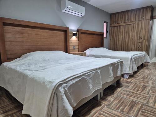 two beds in a hotel room with white sheets at Hermosa suite anakoba 3 in La Concha