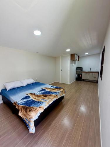 a bedroom with a bed and a kitchen in a room at Sitio vale das araucarias in Araras Petropolis