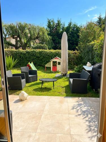 Appartement Familial pour couple avec 2 enfants avec Jardin piscine et parking