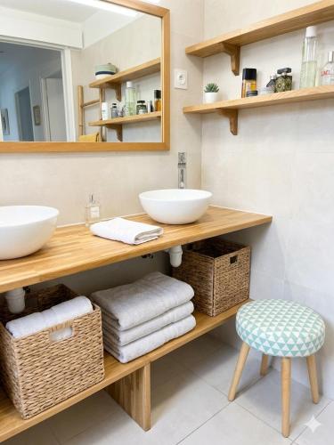 Appartement Familial pour couple avec 2 enfants avec Jardin piscine et parking