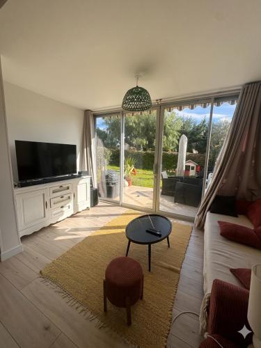 Appartement Familial pour couple avec 2 enfants avec Jardin piscine et parking