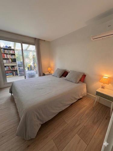 Appartement Familial pour couple avec 2 enfants avec Jardin piscine et parking