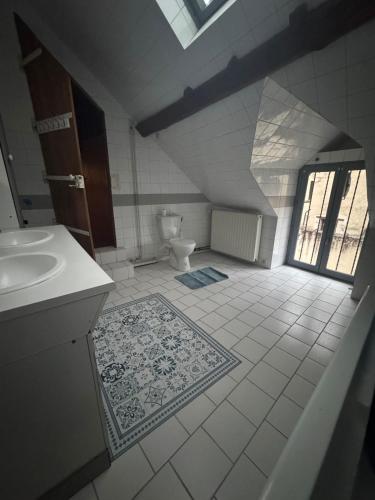 a bathroom with a sink and a toilet in a room at Le Caillou in Reuilly
