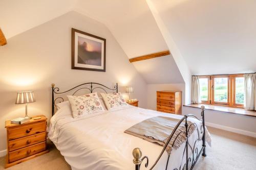a bedroom with a bed and a window at 1 Bed in Taunton oc-bartc in West Monkton