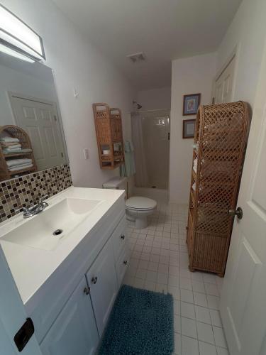 a bathroom with a white sink and a toilet at Bimini Paradies South Bimini North Bimini Bahamas Bimini 10B Alice Town in South Bimini