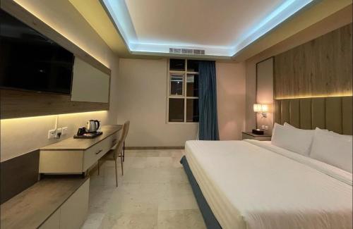 a hotel room with a large bed and a desk at فندق روفان in Medina