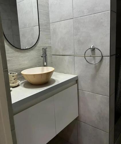a bathroom with a bowl sink and a mirror at Inehouse in Concepción del Uruguay