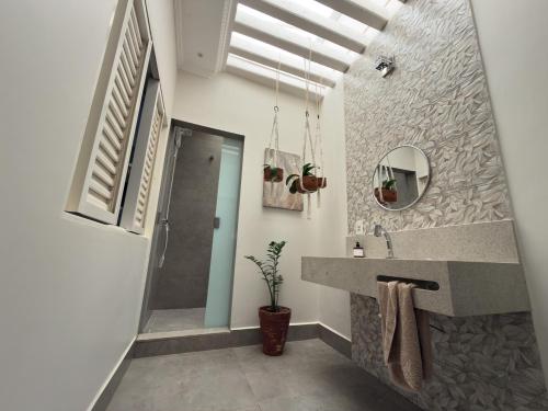 a bathroom with a sink and a mirror at Hostel Muarama in Passos