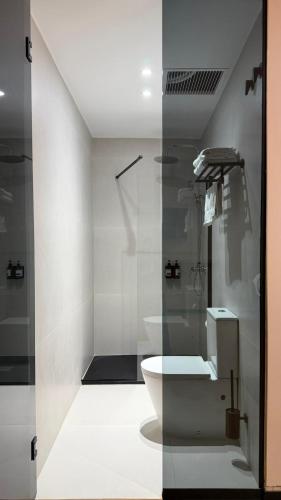 a bathroom with a toilet and a shower at ITOUR Hotel & Coffee in Museros