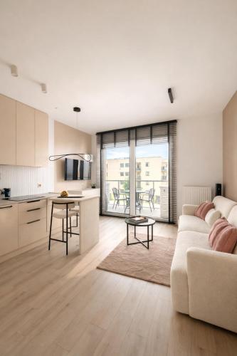 Sunny Premium Studio with Balcony & Free Parking