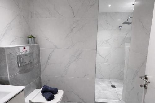Cozy 1 Bedroom Apartment with Sofa, Buka Hospitality