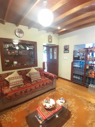 ein Wohnzimmer mit Sofa und Tisch in der Unterkunft Puma walkers in Cusco