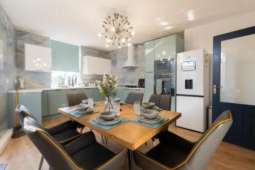 Warden Home-9 Guests-4 bedrooms-Near Etihad Stadium & CO-OP Arena - near Train Station & Bus Station photo 1