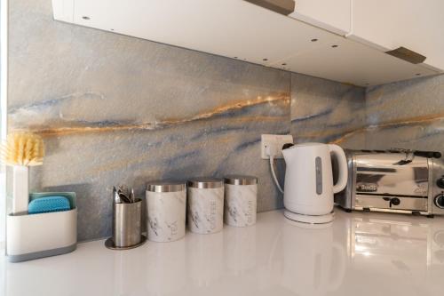 Warden Home-9 Guests-4 bedrooms-Near Etihad Stadium & CO-OP Arena - near Train Station & Bus Station photo 5