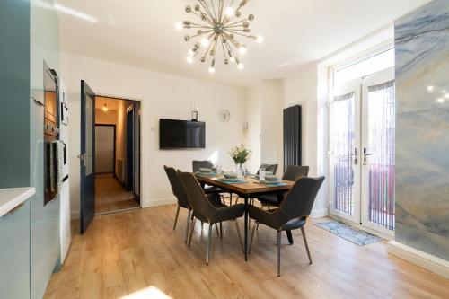 Warden Home-9 Guests-4 bedrooms-Near Etihad Stadium & CO-OP Arena - near Train Station & Bus Station photo 6