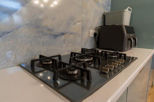 Warden Home-9 Guests-4 bedrooms-Near Etihad Stadium & CO-OP Arena - near Train Station & Bus Station photo 12