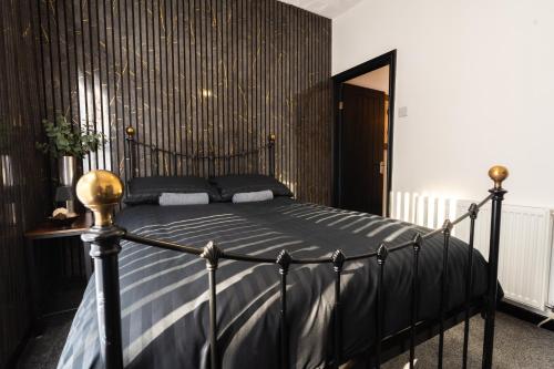 Warden Home-9 Guests-4 bedrooms-Near Etihad Stadium & CO-OP Arena - near Train Station & Bus Station photo 13