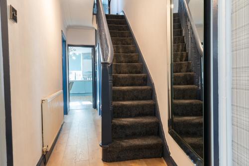 Warden Home-9 Guests-4 bedrooms-Near Etihad Stadium & CO-OP Arena - near Train Station & Bus Station photo 15