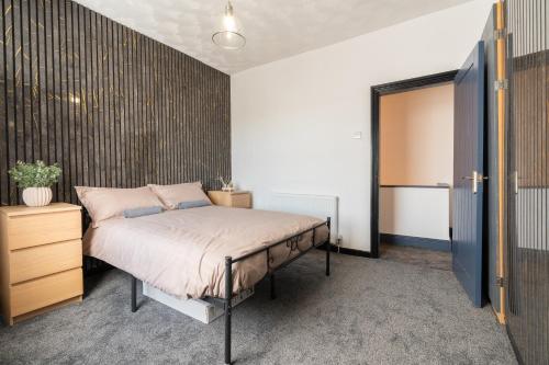 Warden Home-9 Guests-4 bedrooms-Near Etihad Stadium & CO-OP Arena - near Train Station & Bus Station photo 7