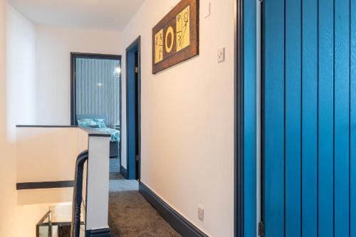 Warden Home-9 Guests-4 bedrooms-Near Etihad Stadium & CO-OP Arena - near Train Station & Bus Station photo 17