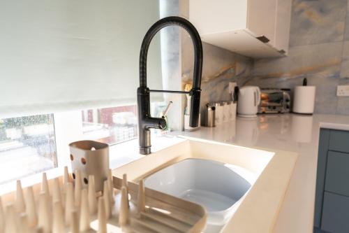 Warden Home-9 Guests-4 bedrooms-Near Etihad Stadium & CO-OP Arena - near Train Station & Bus Station photo 4
