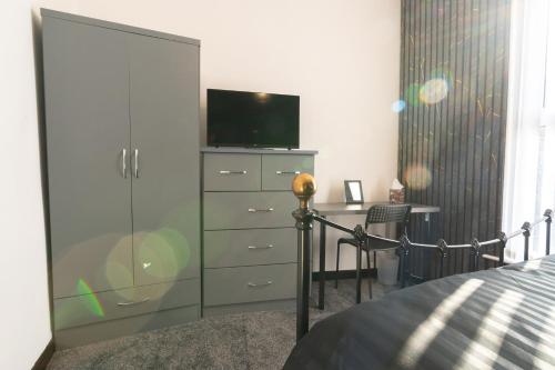 Warden Home-9 Guests-4 bedrooms-Near Etihad Stadium & CO-OP Arena - near Train Station & Bus Station photo 18
