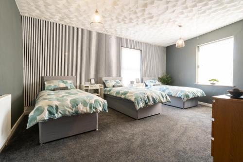Warden Home-9 Guests-4 bedrooms-Near Etihad Stadium & CO-OP Arena - near Train Station & Bus Station photo 3