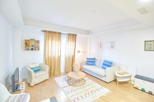City apartment with workspace, pool & parking