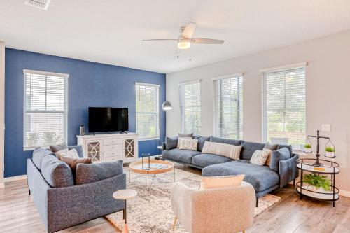 Spacious townhome with heated pool, WiFi, & central A/C - near theme parks photo 12