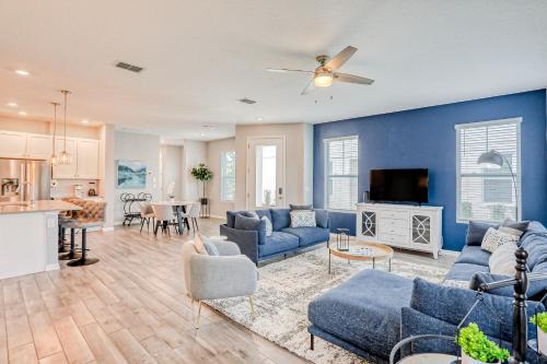 Spacious townhome with heated pool, WiFi, & central A/C - near theme parks photo 7