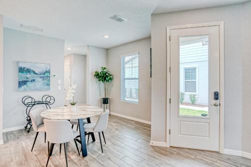 Spacious townhome with heated pool, WiFi, & central A/C - near theme parks photo 14