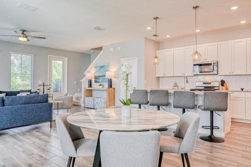 Spacious townhome with heated pool, WiFi, & central A/C - near theme parks photo 6