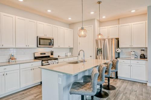 Spacious townhome with heated pool, WiFi, & central A/C - near theme parks photo 15