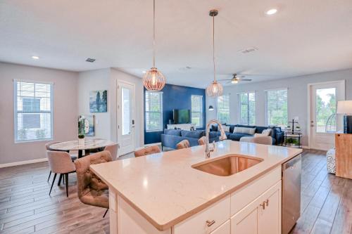 Spacious townhome with heated pool, WiFi, & central A/C - near theme parks photo 16