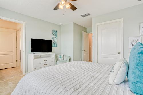 Spacious townhome with heated pool, WiFi, & central A/C - near theme parks photo 18