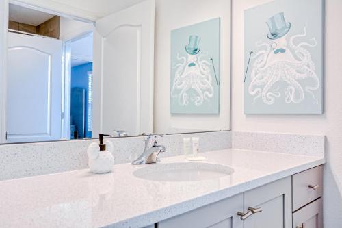 Spacious townhome with heated pool, WiFi, & central A/C - near theme parks photo 23