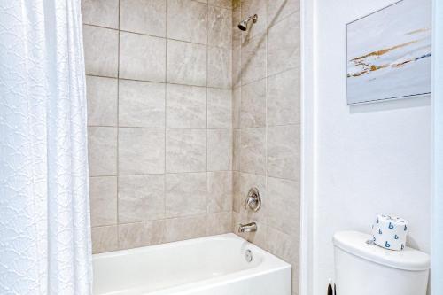 Spacious townhome with heated pool, WiFi, & central A/C - near theme parks photo 24