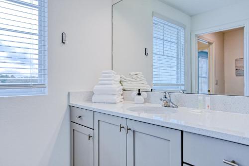 Spacious townhome with heated pool, WiFi, & central A/C - near theme parks photo 22