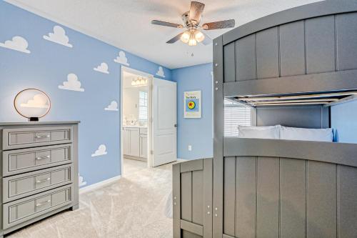 Spacious townhome with heated pool, WiFi, & central A/C - near theme parks photo 19