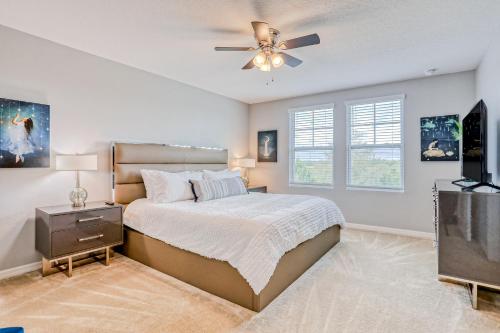 Spacious townhome with heated pool, WiFi, & central A/C - near theme parks photo 3