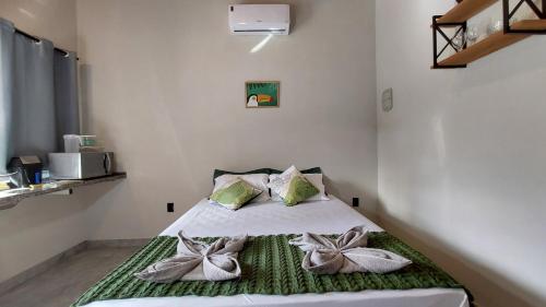 a bedroom with a bed with bows on it at Pousada Aroma de Café em Socorro-SP in Socorro