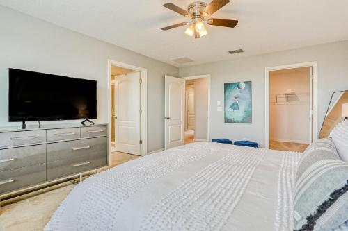 Spacious townhome with heated pool, WiFi, & central A/C - near theme parks photo 21