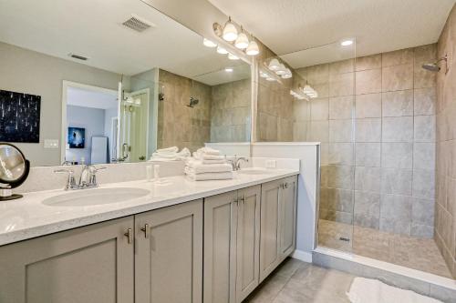 Spacious townhome with heated pool, WiFi, & central A/C - near theme parks photo 4