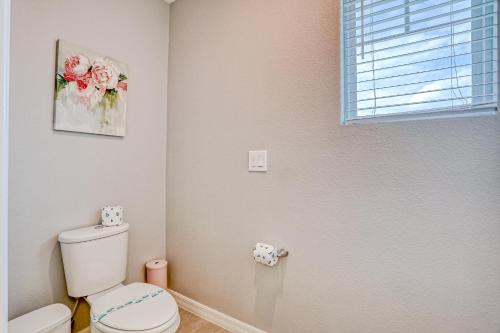 Spacious townhome with heated pool, WiFi, & central A/C - near theme parks photo 26
