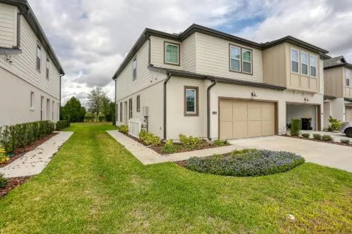 Spacious townhome with heated pool, WiFi, & central A/C - near theme parks photo 1